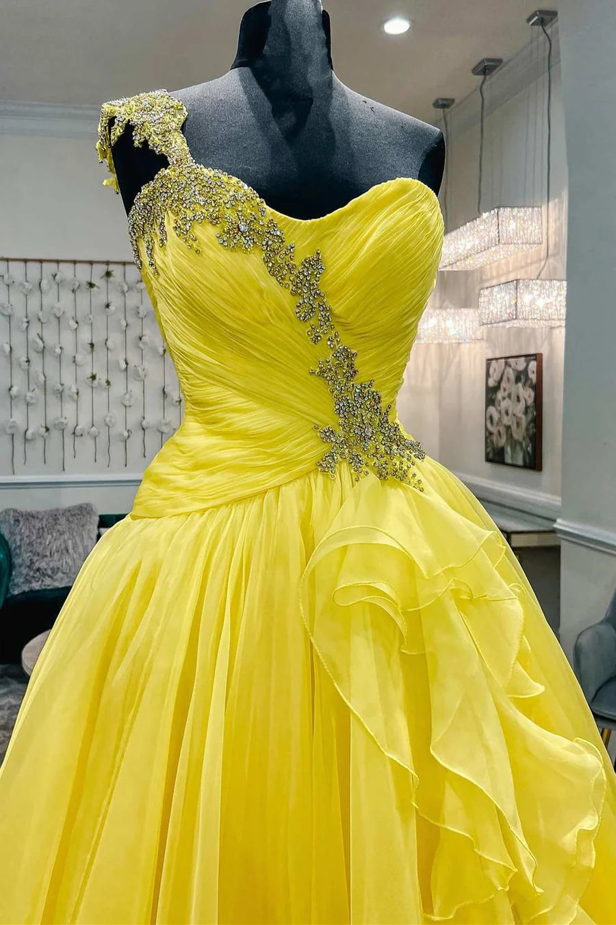 Vestido de fiesta con volantes y cuentas de un solo hombro